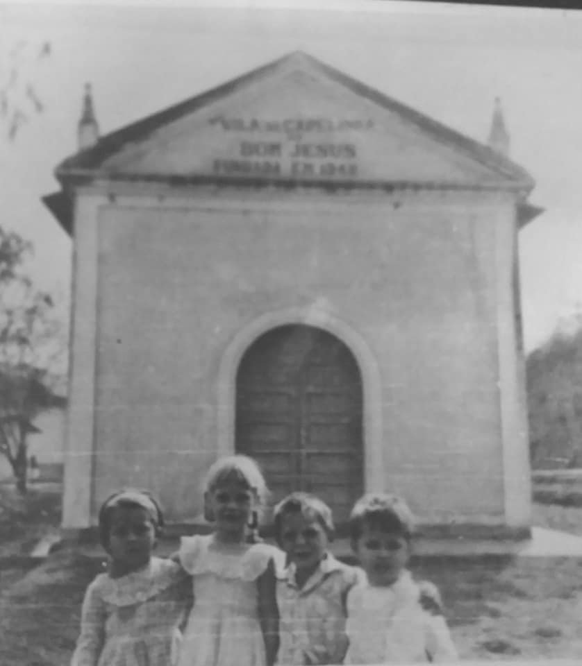 Crianças da família Zancanaro na frente da capelinha